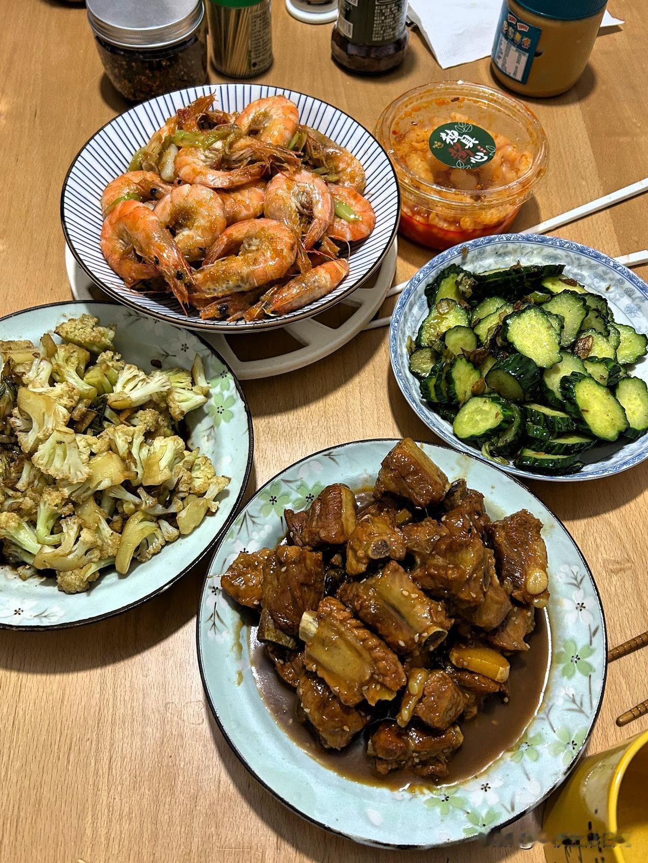 今天终于做了一顿像样的饭，这是中午做的，晚上也不用做饭了，这几盘菜够吃一天的。 