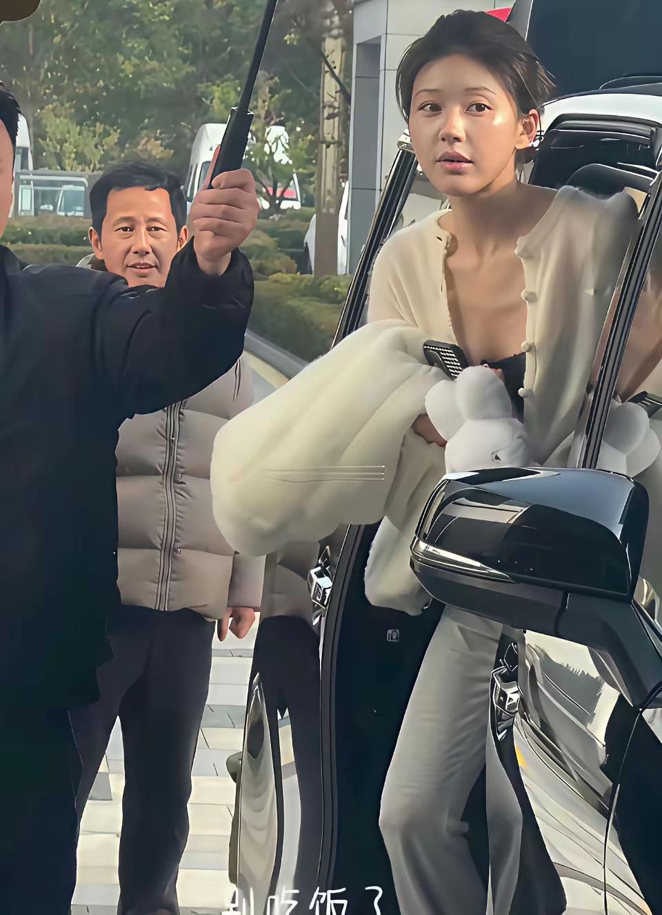 女明星待遇真的太好了！前呼后拥啊。