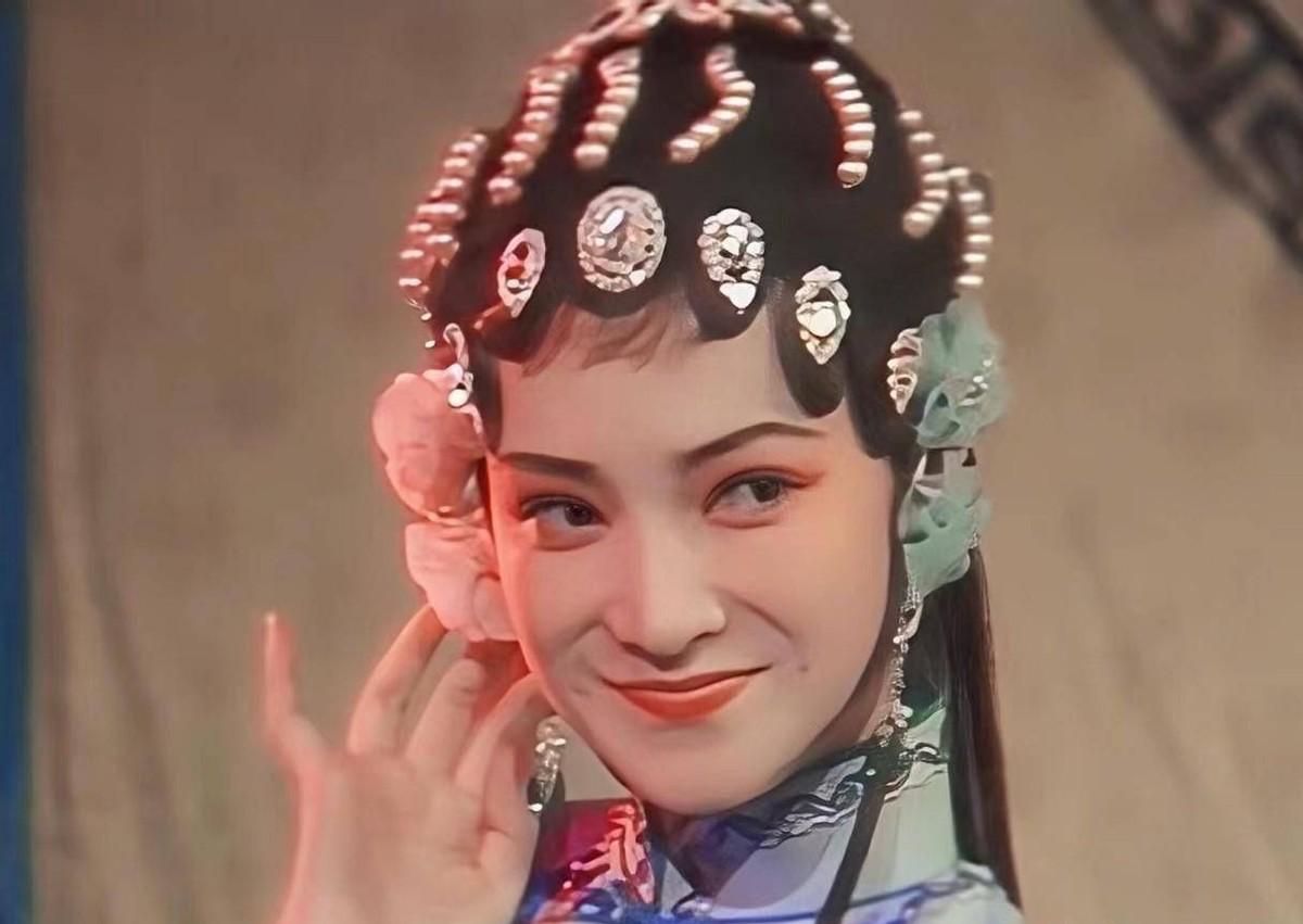 何晴眼睛太有辨识度了，那年她还是一名昆曲演员，上妆的她不要太惊艳时光哦。