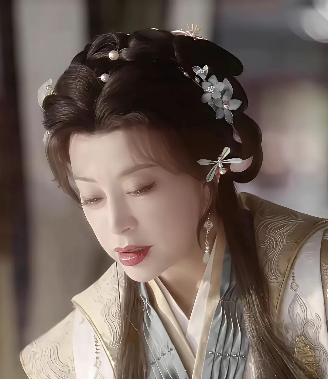 还真是一个敢演，一个敢拍、一个敢投资、关健还有一个敢播。
顶着70多岁高龄的脸去