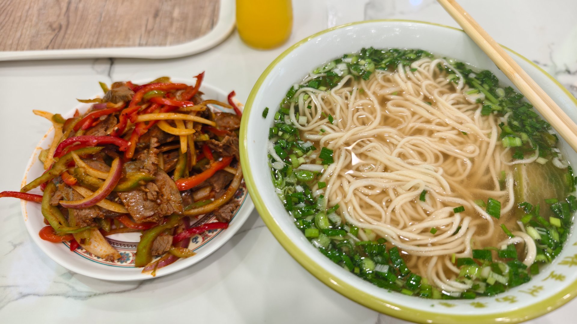 来兰州拉面吃饭，不要点面加肉，而是纯拉面配一盘拌牛肉。 