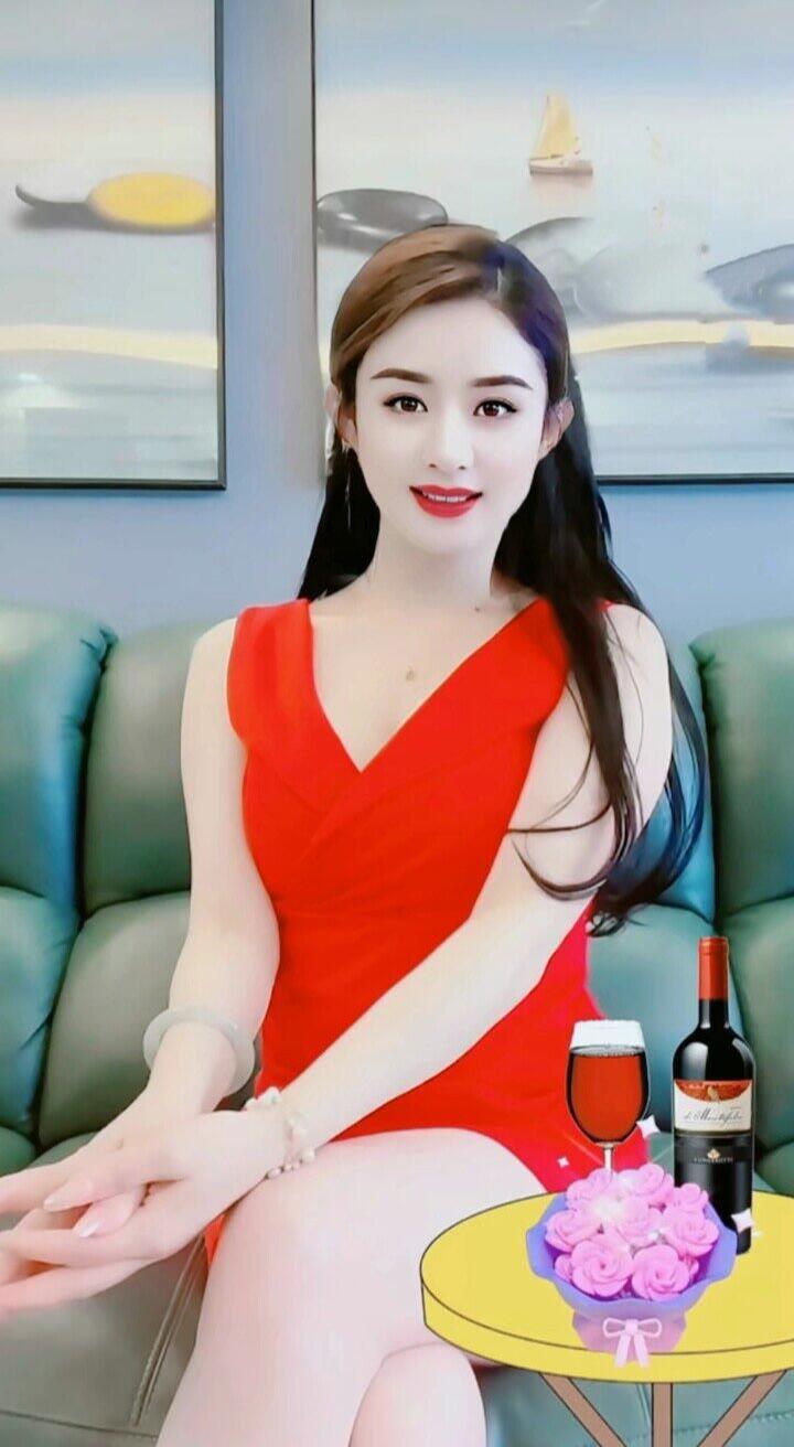 优雅红裙，浪漫时光，红酒与花相伴。