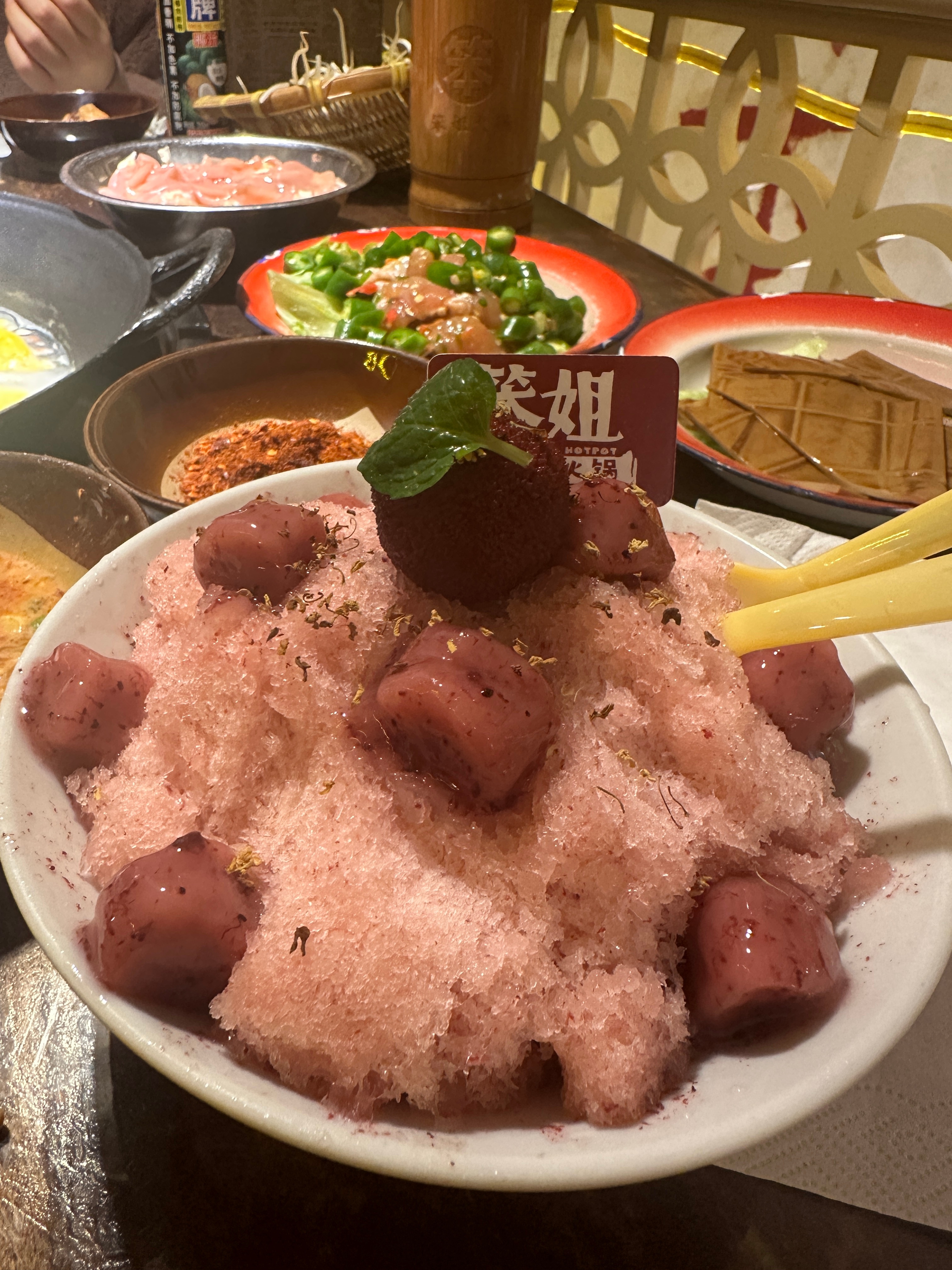 宝宝吃低脂鸡肉丸子我吃牛油火锅 