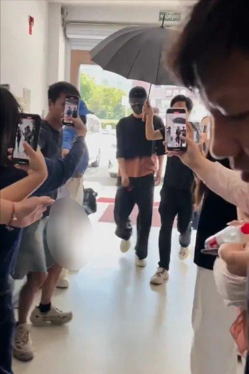 许凯复工后第一天上班，这状态怎么样？ 总感觉缺少了以前的开朗自信！ ​​​
