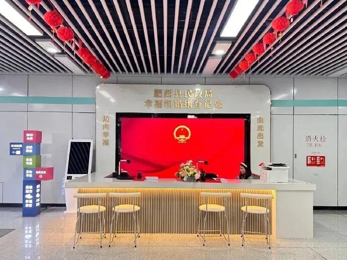 【不对劲，把婚姻登记处开在地铁里】
近来，有各种增开民政局婚姻登记处的新闻，比如