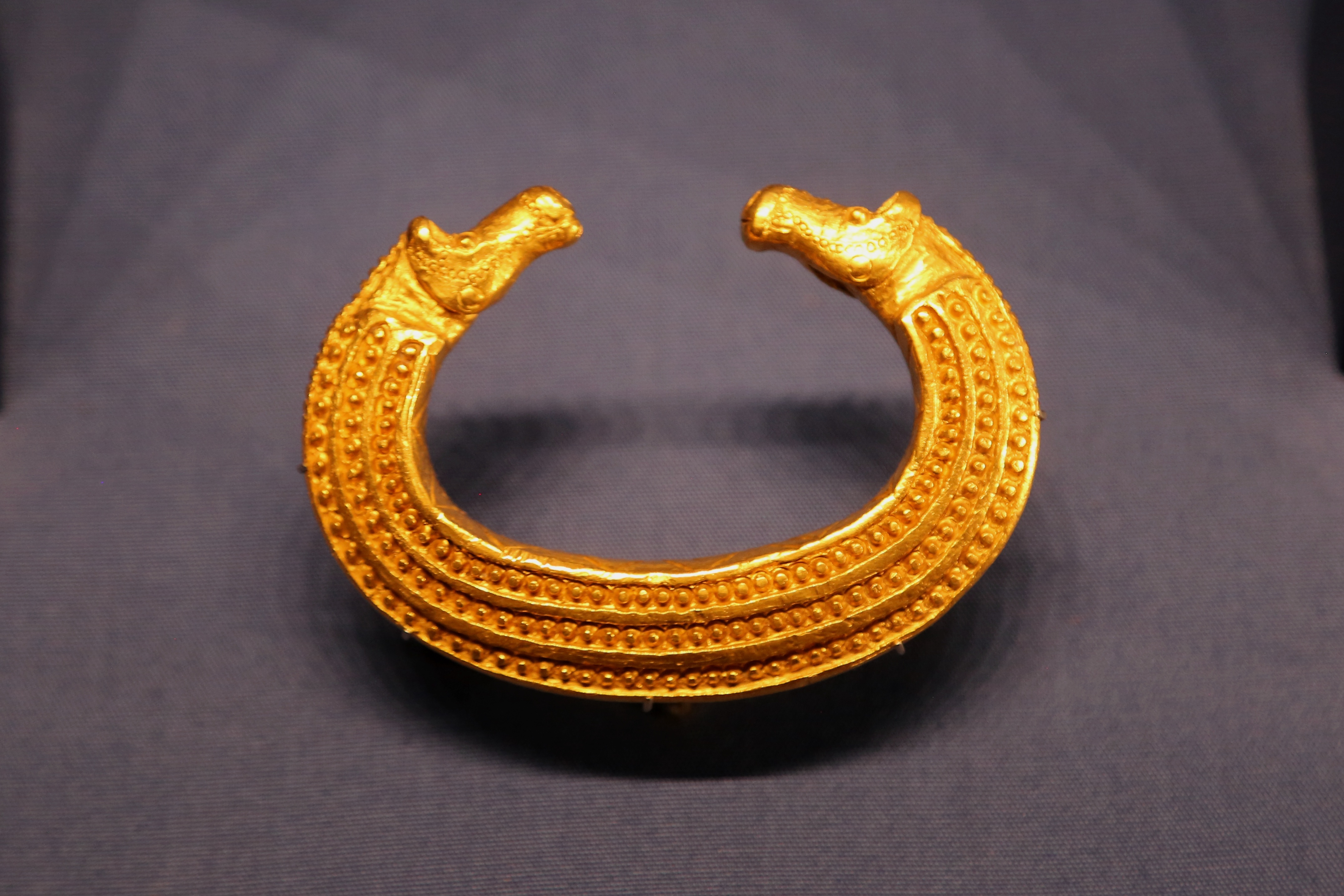维也纳自然历史博物馆藏奥地利出土的公元前900-前700年 黄金马头手环 ​​​