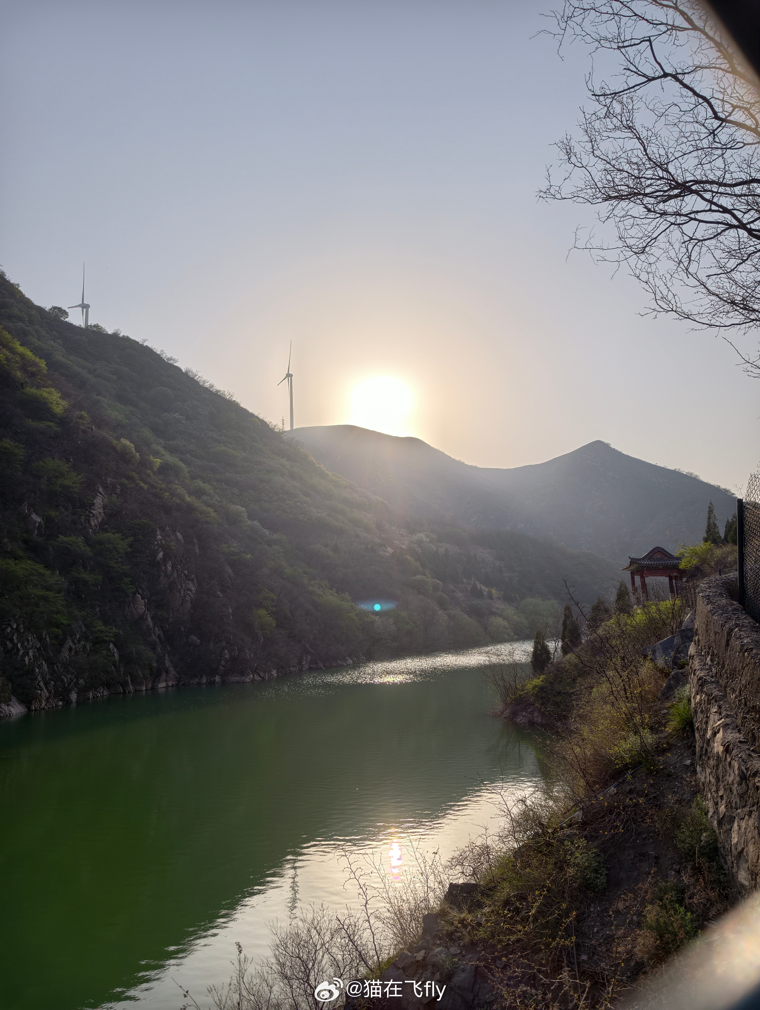 打卡当地的一座小山三小时徒步7km她俩能坚持下来很棒