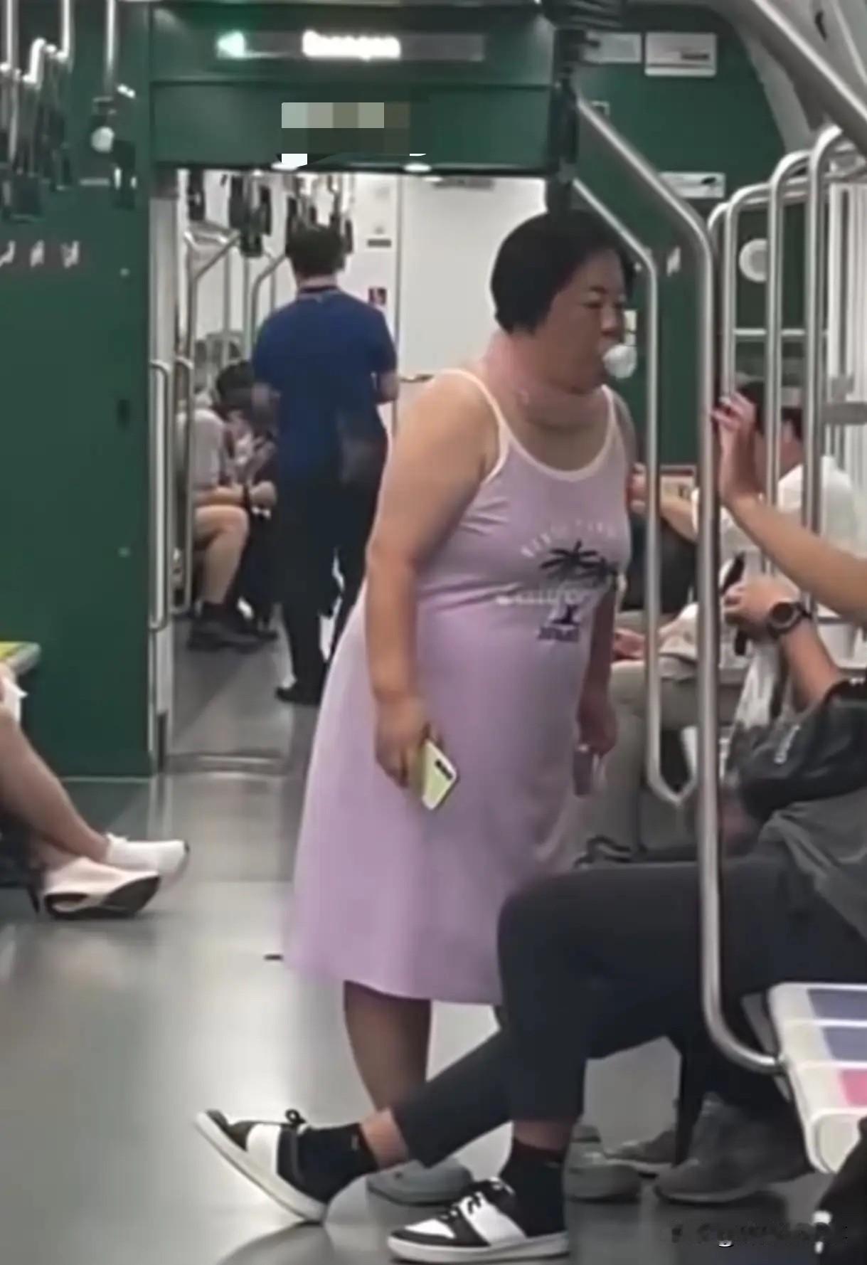大妈真会玩呀？这种行为算骚扰吗？
穿吊带的胖大妈举着泡泡棒，专往帅哥脸前凑，一个