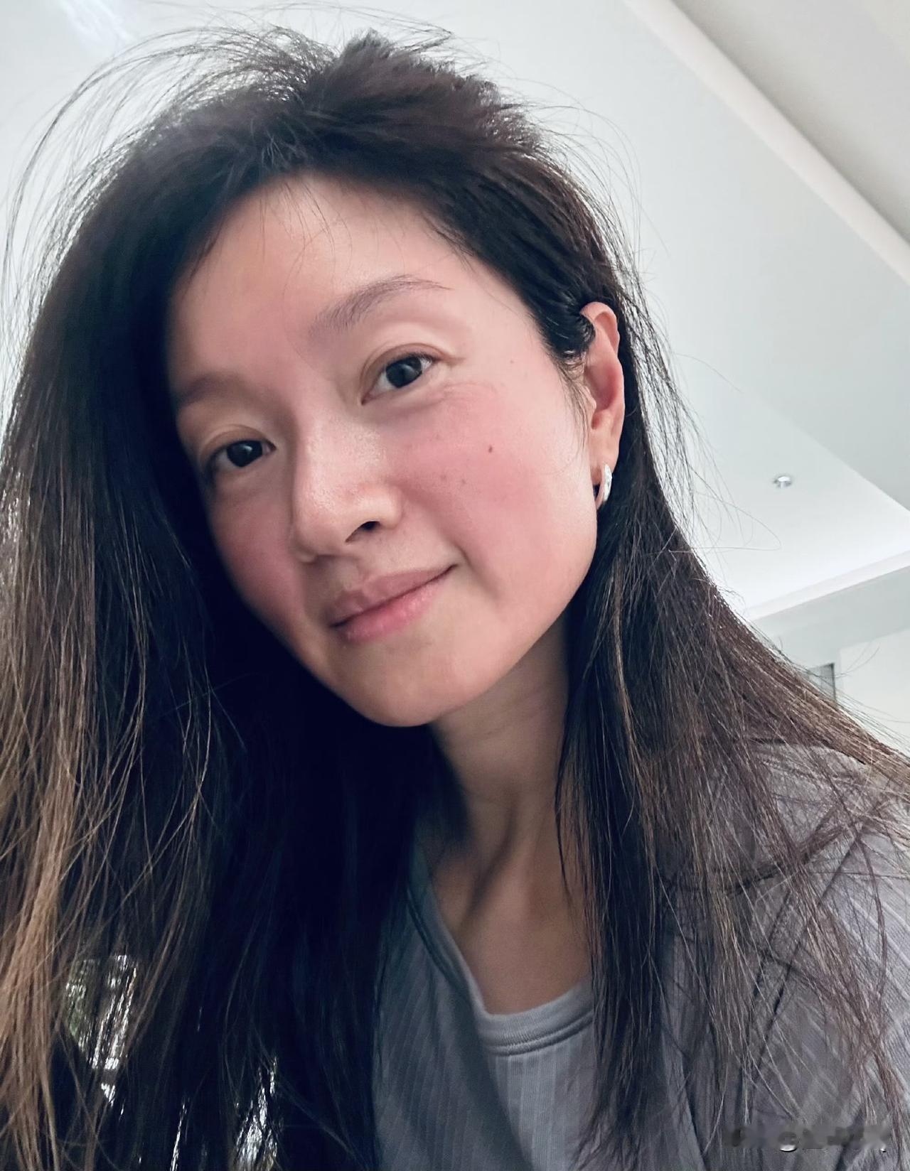 朱亚文的妻子沈佳妮真的是个素净的人，私下很少浓妆艳抹，基本以素颜为主，自带文艺女