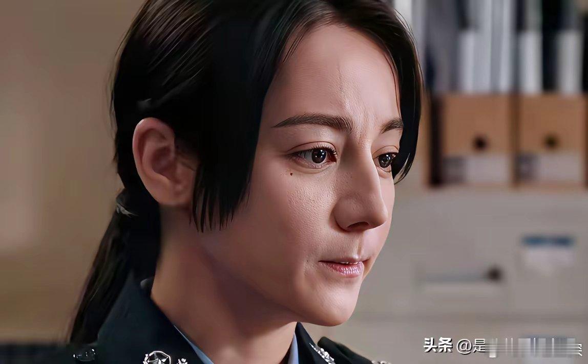有句话不敢说我知道迪丽热巴哪里不对劲了不是因为她嘴唇太薄​其实仔细看“利剑玫瑰”