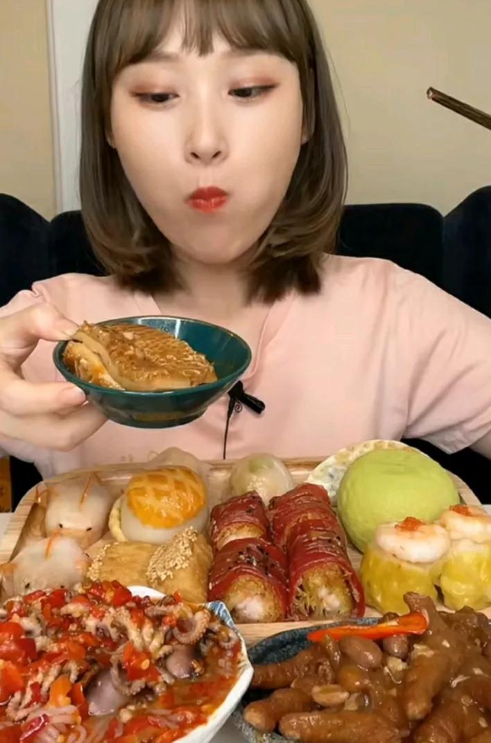 美食佳肴满桌摆，美人笑颜似花开。#美食的魅力何在# #美食也好，# #吃甜点也要