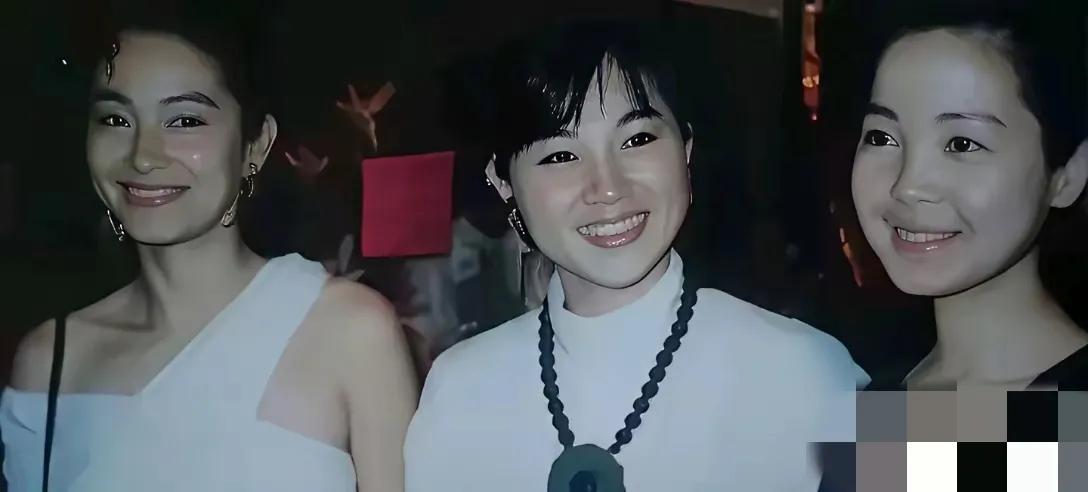 在林青霞和邓丽君之间的这位女士，大家知道是谁吗？看颜值不逊色于她们两人。