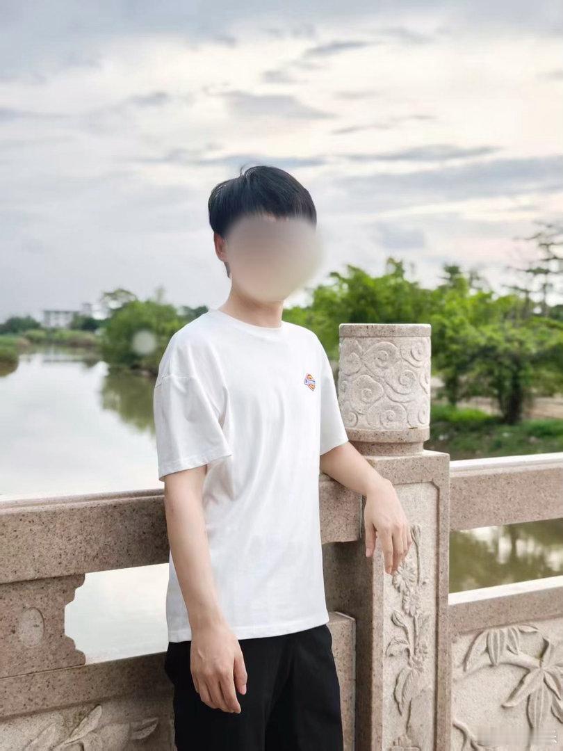 我正在卖的T恤衫，这么看来还不是特别宽松的版本。 当然我178，拿的样品是L码。
