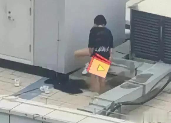 10月7日，一个叫小明的网友在网上分享了一张他在家里拍的照片。画面中，似乎是一对