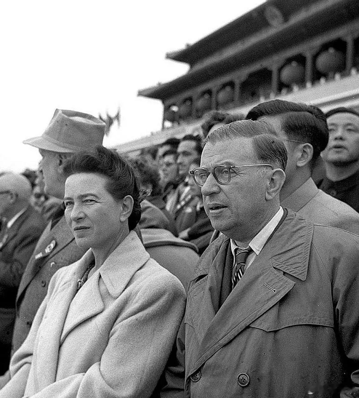 1955年，萨特与波伏娃在北京参加中华人民共和国建国6周年庆典 ​​​
