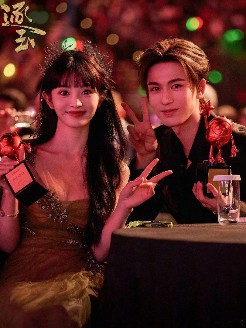 田作之赫时隔三年的call back三年前领同一个奖杯拍了第一张合照，三年后你们