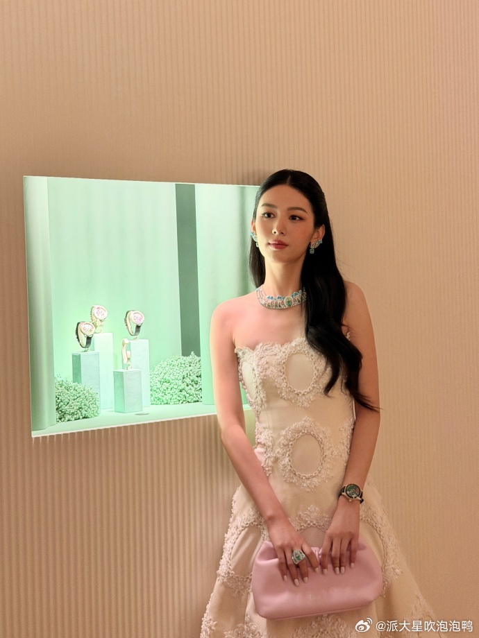 周也完全千金大小姐 周也真的把千金气质焊在身上了🥹！一袭白色抹胸蕾丝裙优雅灵动