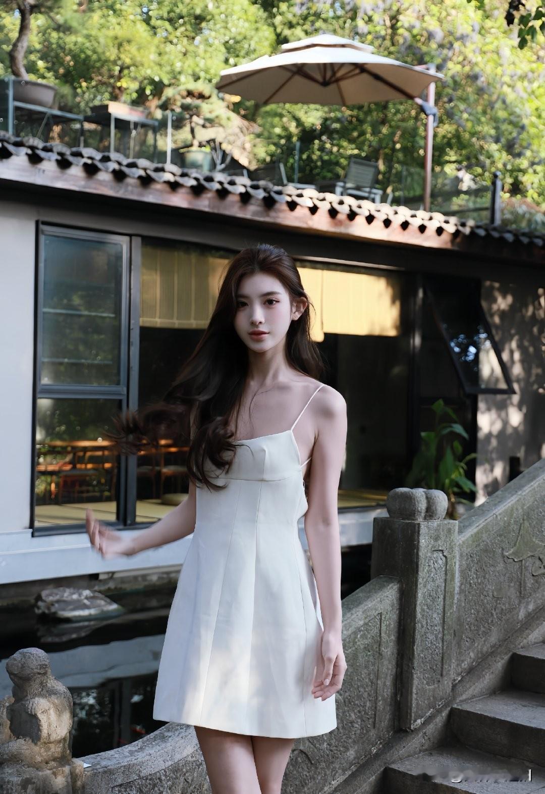 优雅白裙，漫步古风庭院，感受时光静好。