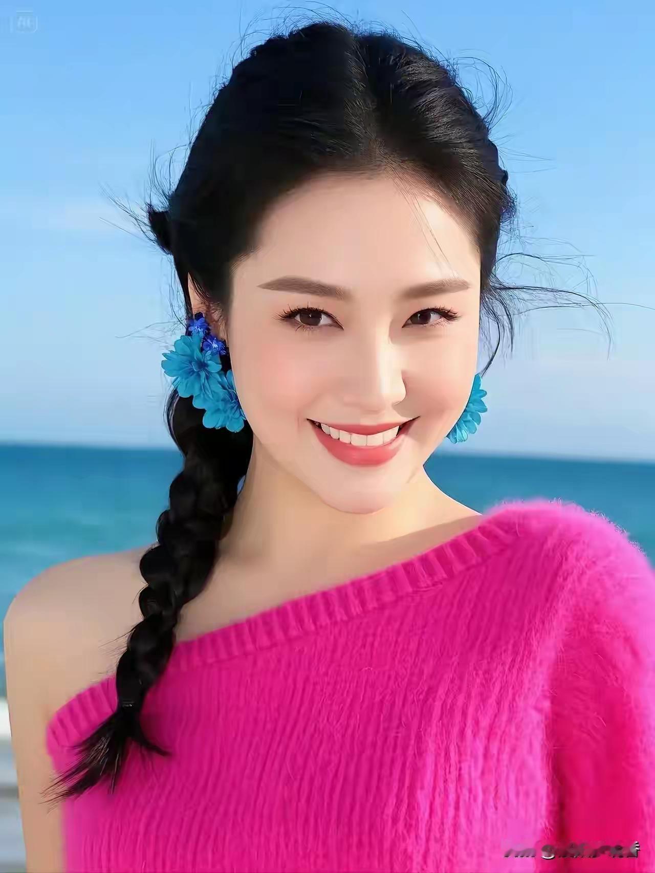 海边少女，粉衣蓝花，笑靥如花🍀💝🌴