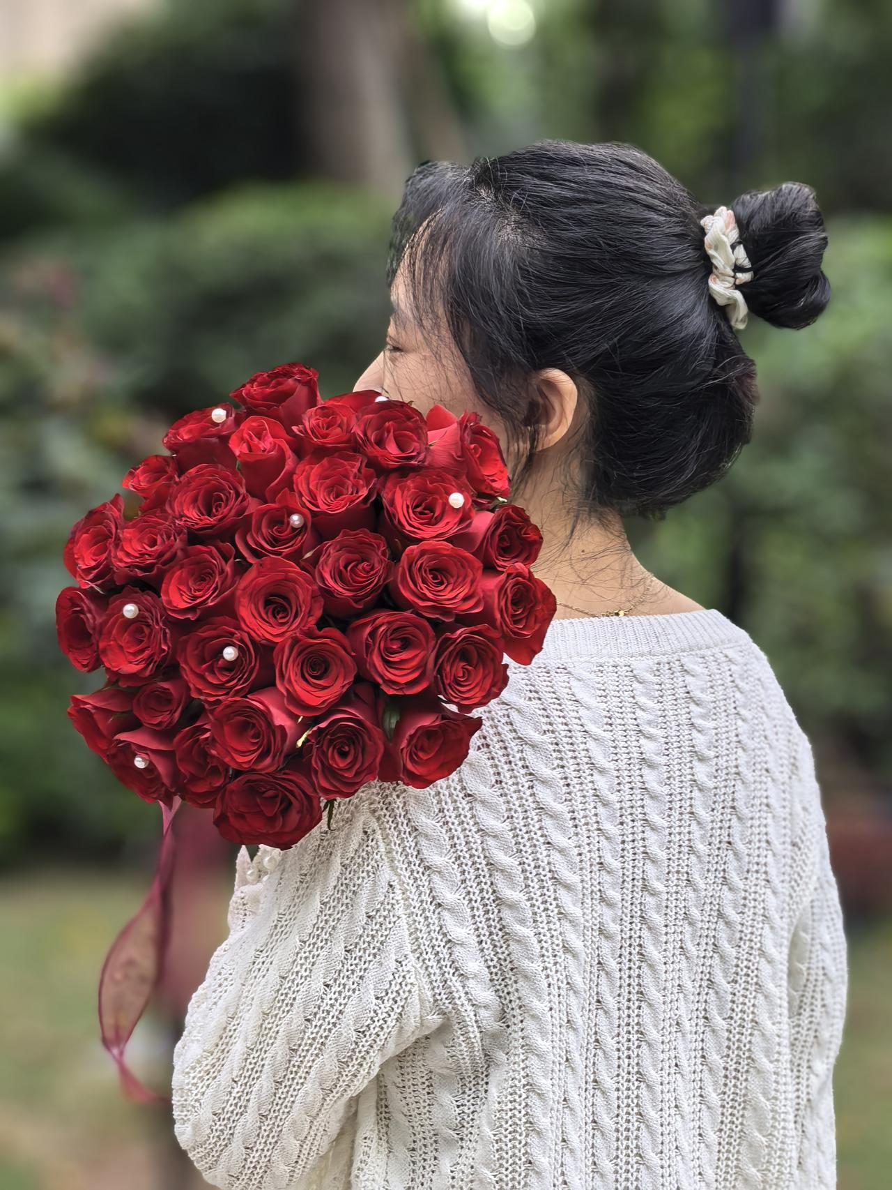 女儿接到了美丽的手捧花。

秋风轻拂过发梢，手中捧着一束红玫瑰，如心跳般灼热。每