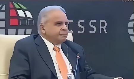 新加坡印度裔学者马凯硕的这段发言，最近在全网炸了。他说，亚洲国家在西方围堵中国时