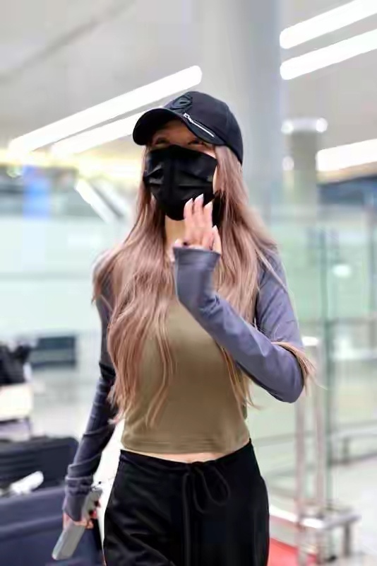 75岁刘晓庆一句话，戳穿周扬青十年情伤。周扬青当着全国观众的面，对着75岁的刘晓