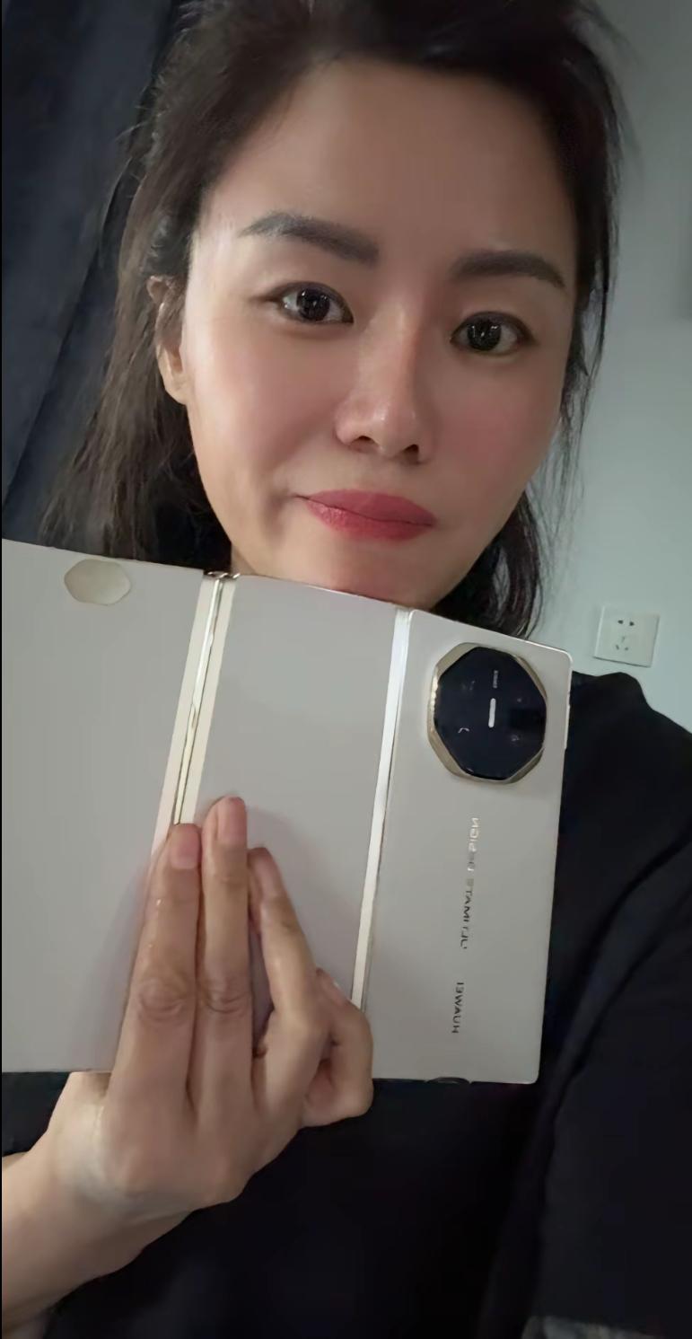 沛县小辫哥，也太大方了！直接给未婚妻李女士整了个我头一次见的稀罕手机，给我看懵了