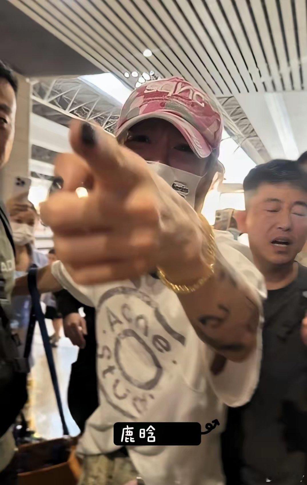 鹿晗太难了，在南昌高铁上他都是操不完的心！身后紧追而来的女粉丝眼瞅着就要摔倒了，
