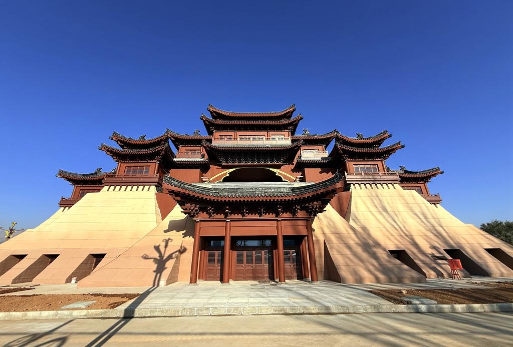 走进甘肃天水武山摩崖阁，瞬间被眼前景致打动。这里风光开阔雅致，景色怡人，十分适合