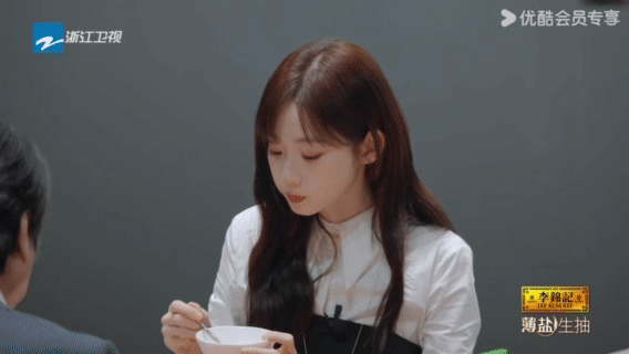 张艺凡饭量惊到导演组 百厨大战 百厨大战名场面不断，张艺凡的饭量把导演组都看呆了