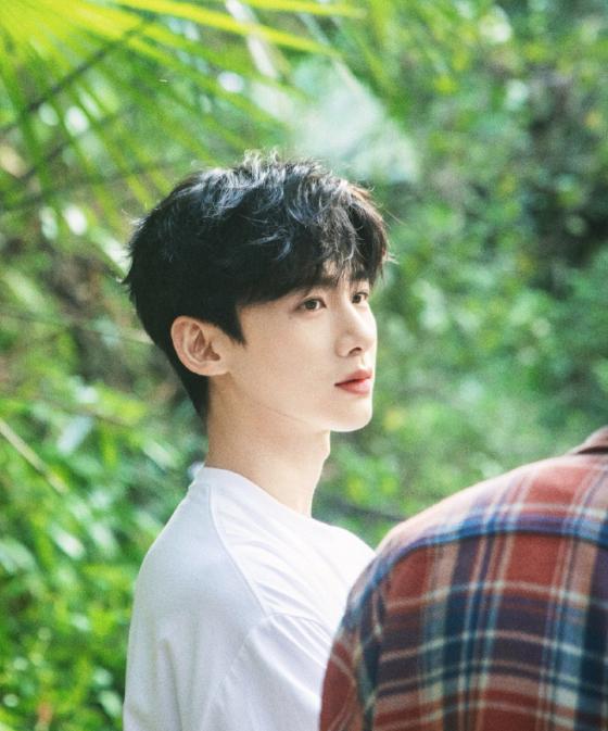 刘大锤再聊白敬亭宋轶，曝其住联排别墅，否认收600万太直白
内娱狗仔刘大锤又来忆