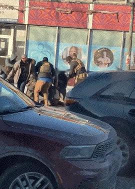 美国移民局再次当街打死抗议者，处决式行凶惹众怒，军队已入场！当地时间24日，美国