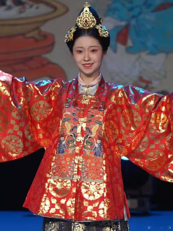 设计师复刻明孝靖皇后新年战袍近日，北京服装学院博士陈诗宇展示了团队复原的明代万历