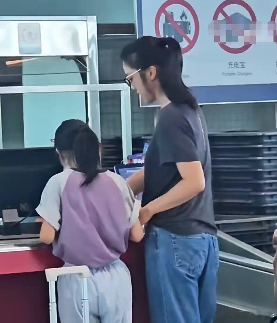汤唯女儿10岁了汤唯大女儿10岁了 汤唯二胎儿子出生，大女儿10岁了，恭喜她儿女