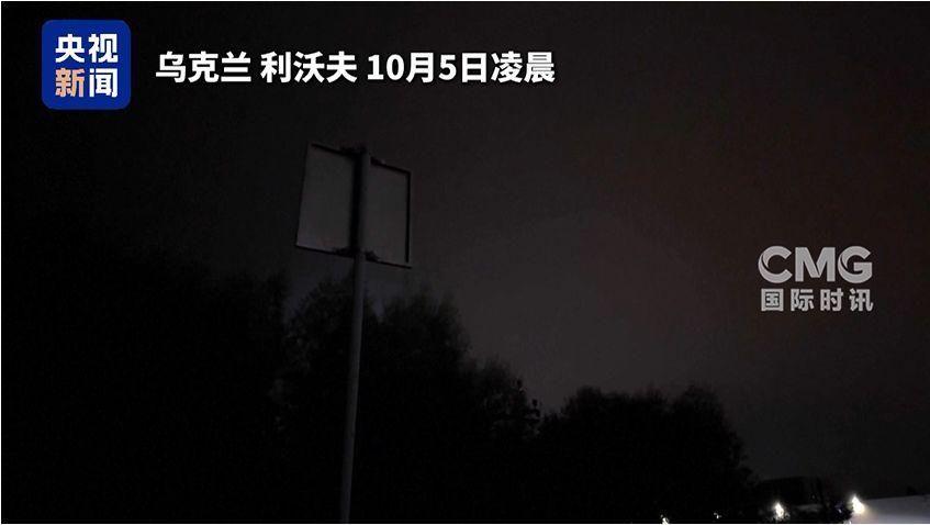 10月5日，俄罗斯突然宣布用大杀器匕首高超音速导弹，一口气发射50多枚，外加约5