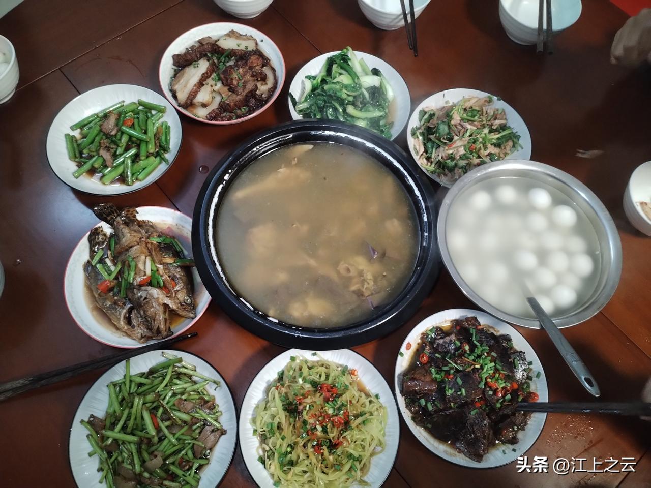 我被鸡汤撞了一下腰，再也不能自由自在的生活了，

今年春节，我躲在家里避寒取暖，