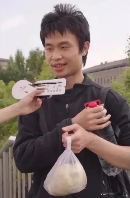 看到北大数学天才韦东奕韦神的视频，他穿衣吃饭都是极简，很多时候都是拎着一袋馒头、