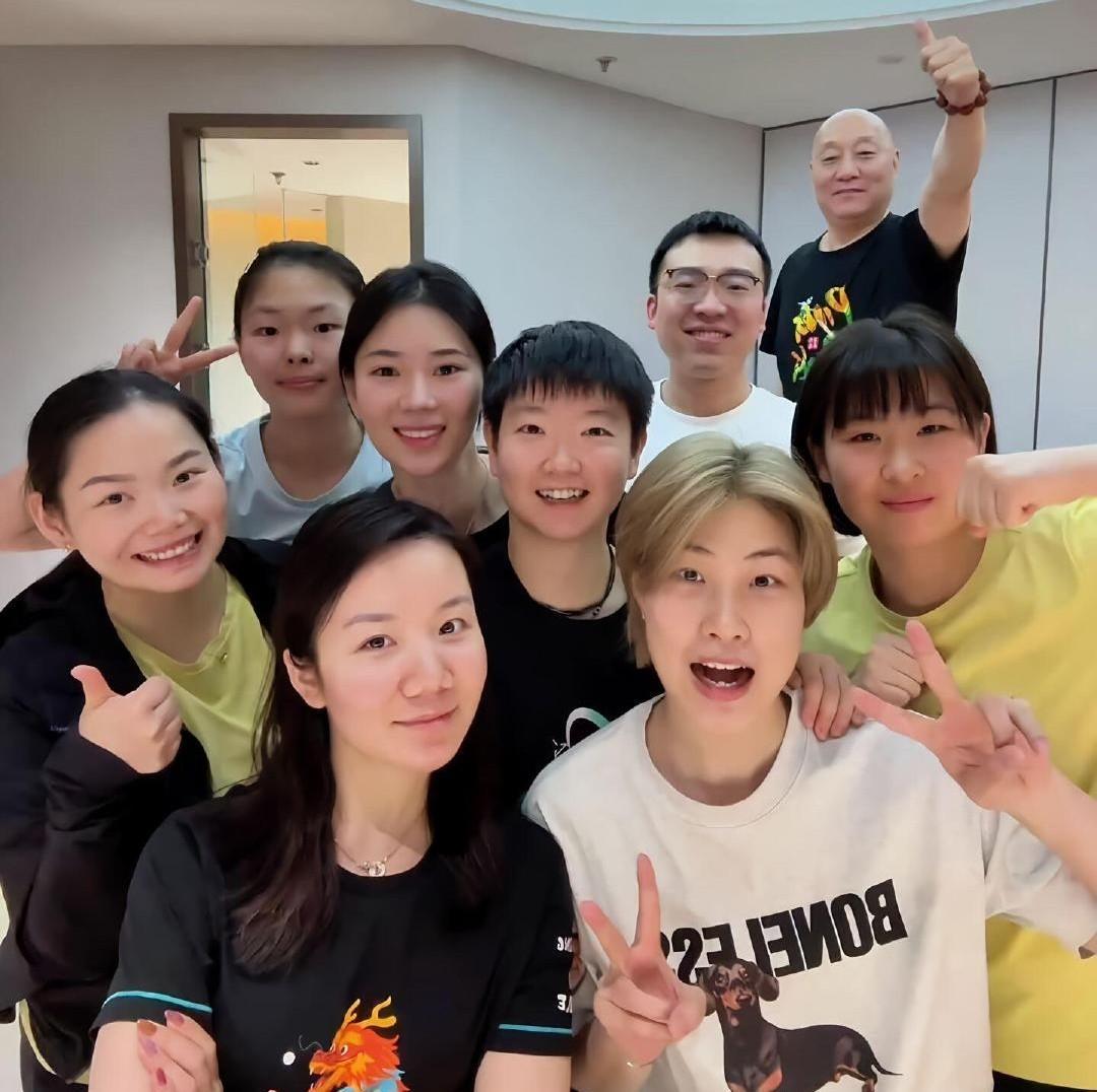 这张合照中，我只认出了秀气可爱的孙颖莎，笑容灿烂的何卓佳，莎莎身后那位颜若舜华的