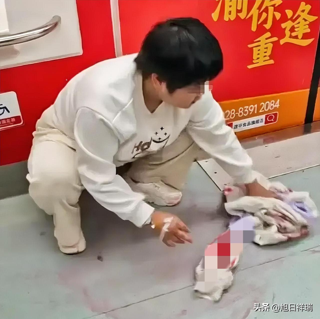 女子地铁吐血默默用自己最喜欢的外套一点点擦地，网友泪目 “她懂事得让人心疼” ，