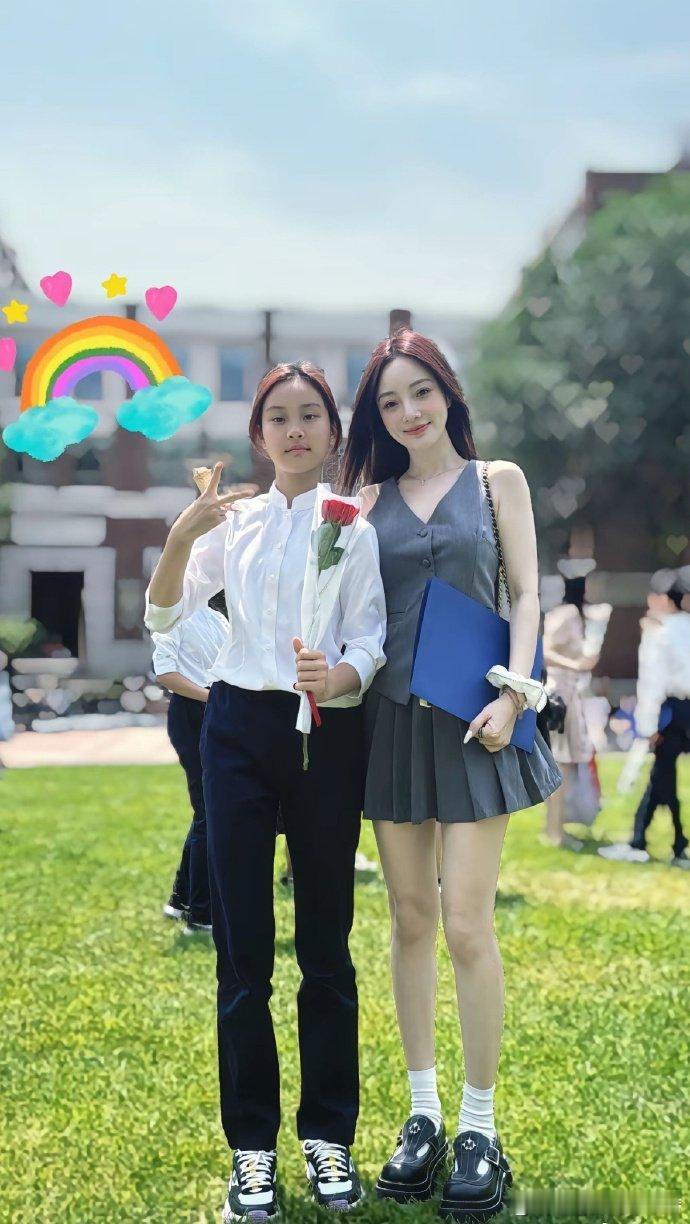 甜馨的小学毕业典礼，感觉两个人都香香的…… 