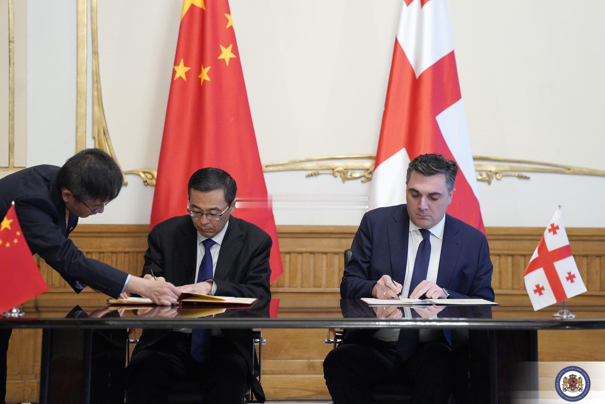 #中国与格鲁吉亚签署互免签证协定# 4月10日，中国与格鲁吉亚签署互免签证协定：