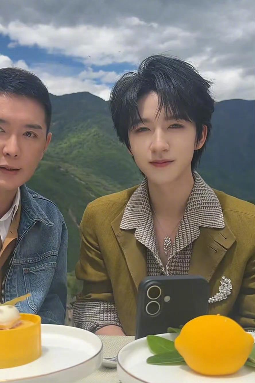 贺峻霖出席VOGUE VACATION，身穿Zegna春夏系列淡雅绿意西装，干净