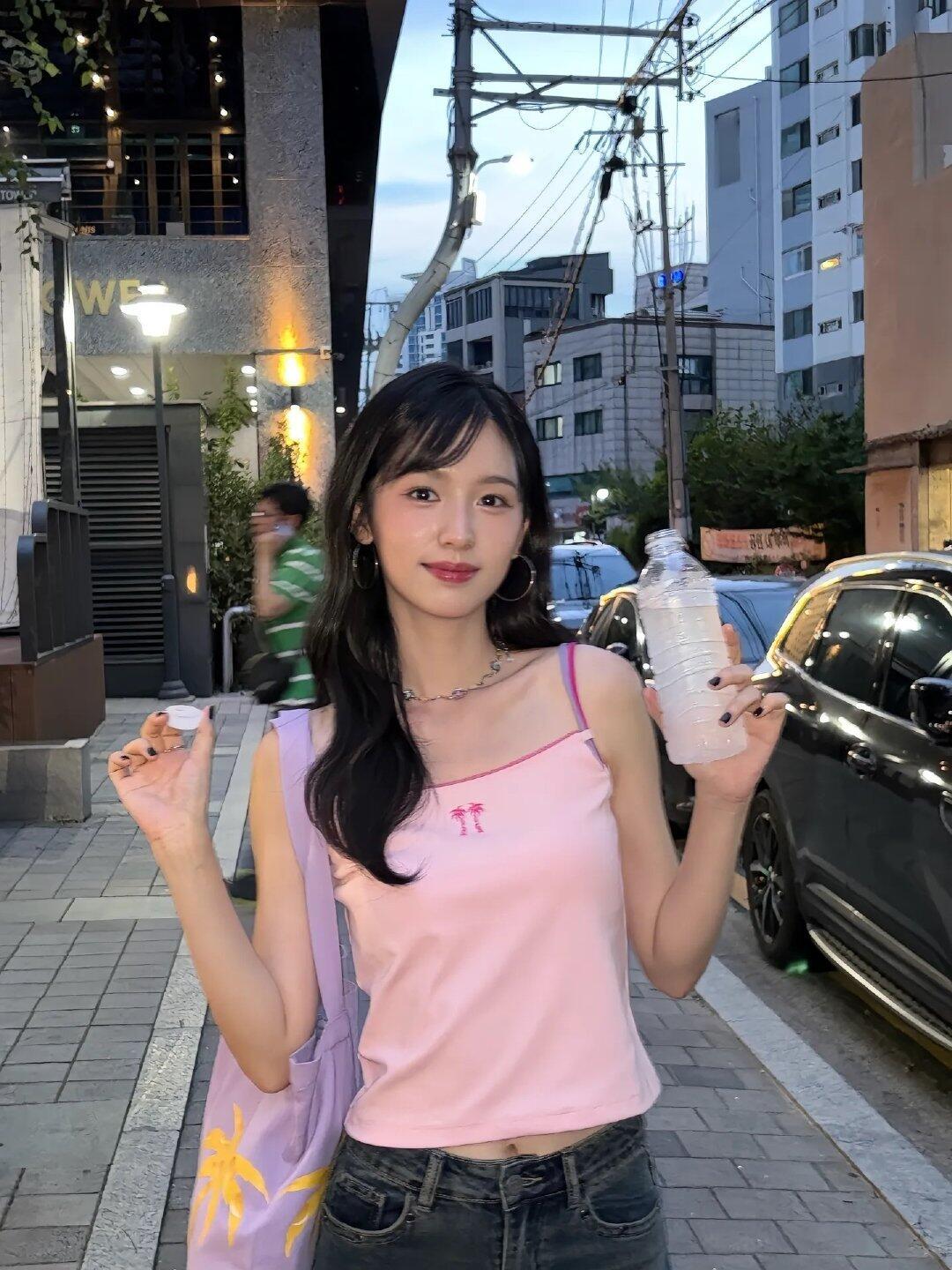 跟着明星们拍游客照大家国庆出游有没有拍美美的照片呀~跟着女明星们打卡同款拍照姿势