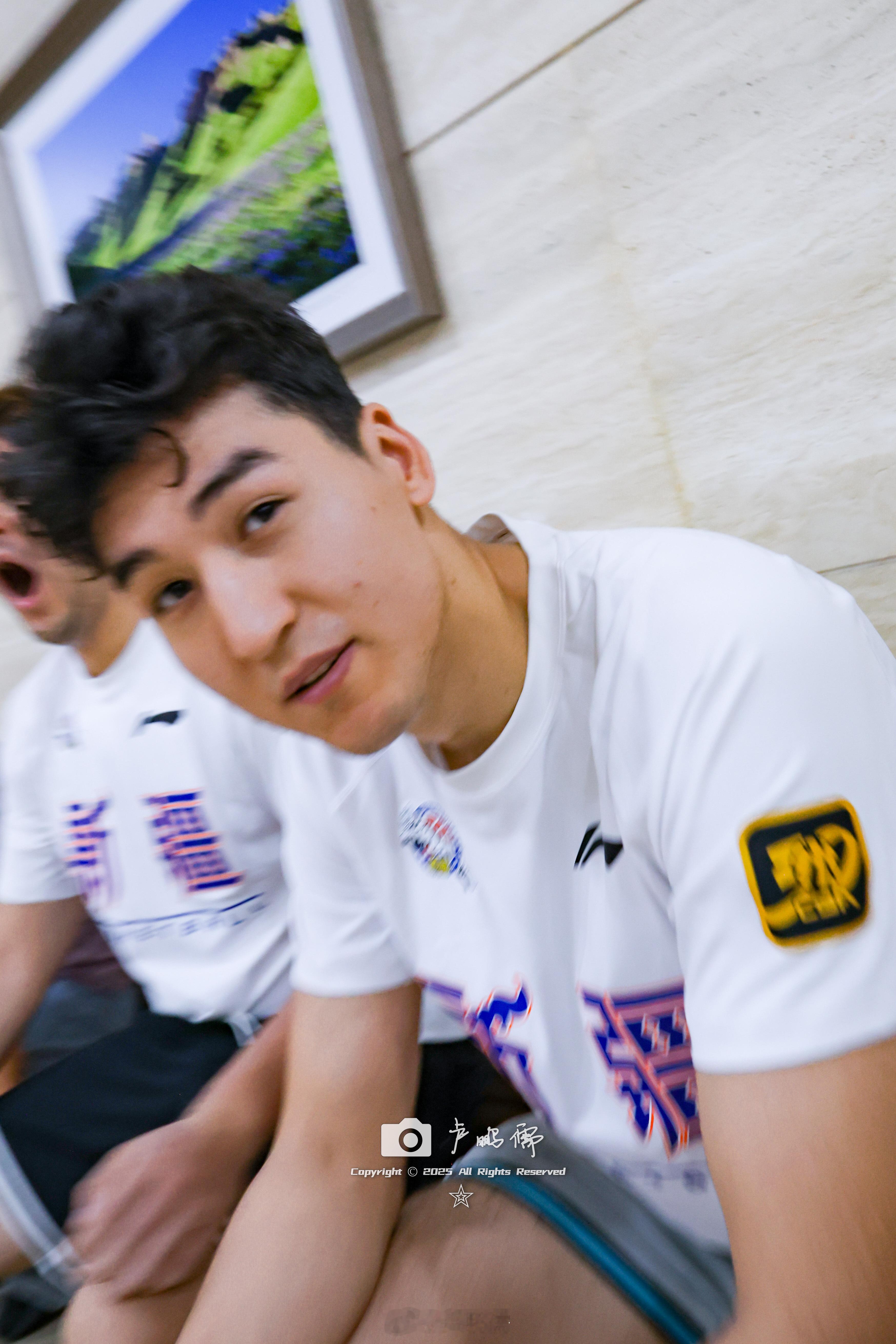 随手按了几下快门抓拍到小西怼脸 wink 的瞬间我的观赛搭子新疆男篮小卢篮球世界