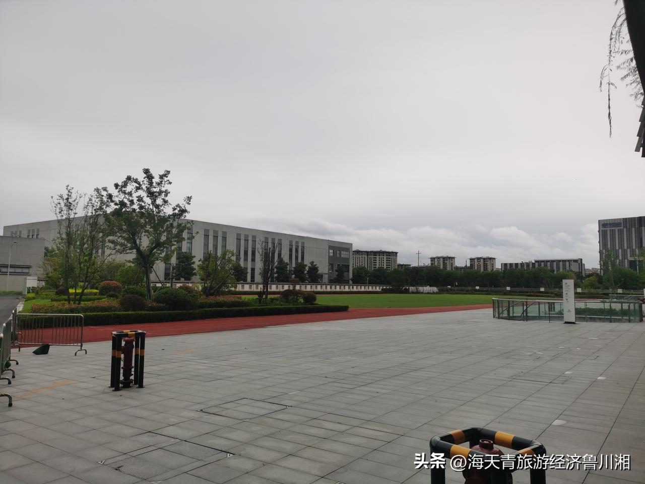 至于两岸统一问题，在国际体育舞台上，西方一些势力总想利用台湾问题制造事端，干扰奥