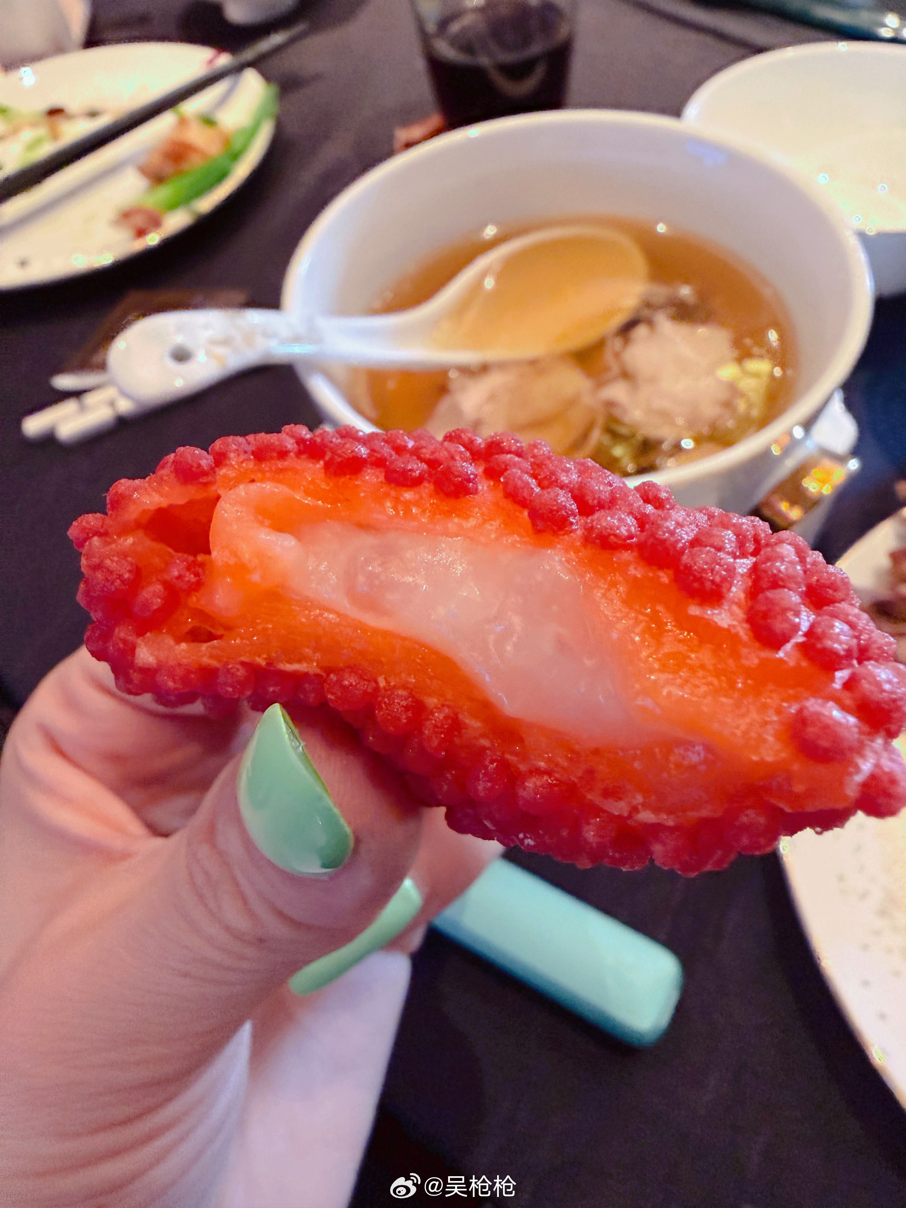 中午恰顿奥迪的饭 这个甜品特别有意思需要自己剪下来 感受采摘的乐趣其实是个麻团 