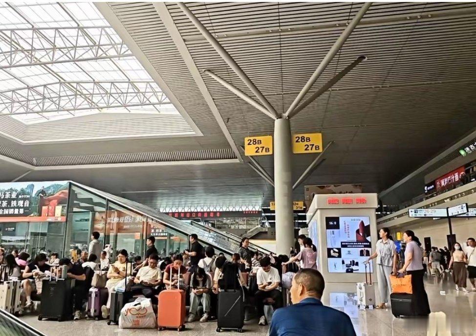 郑州东站已设置27台大功率冷风机7月15日，郑州东站官方道歉了。与此同时，27台