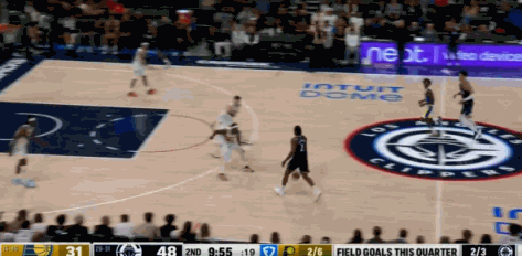 十八般武艺！合同年的小卡太香了！
在今天NBA常规赛快船对阵步行者的第二节比赛中