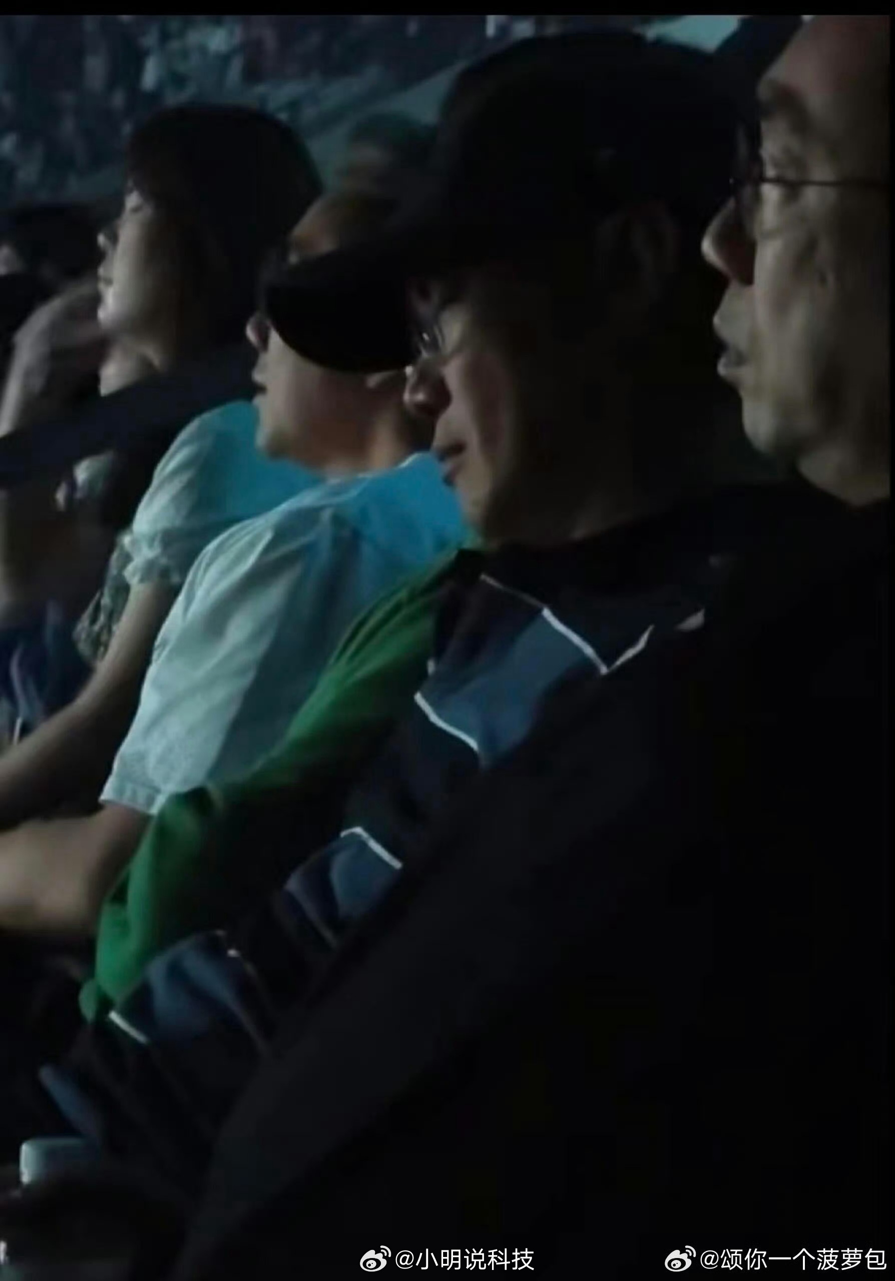 陈奕迅睡着了 哈哈，好搞笑！！！ Eason哥看演唱会看睡着了，可能是最近太累了