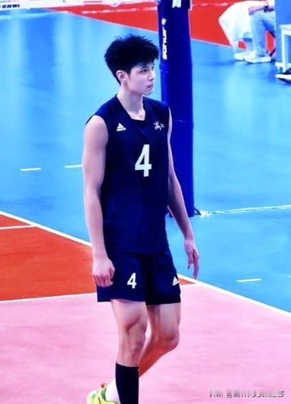 说说这次男排集训的七位主攻人选
（发现有四位在省队穿的是4号球衣）
四位年轻小将